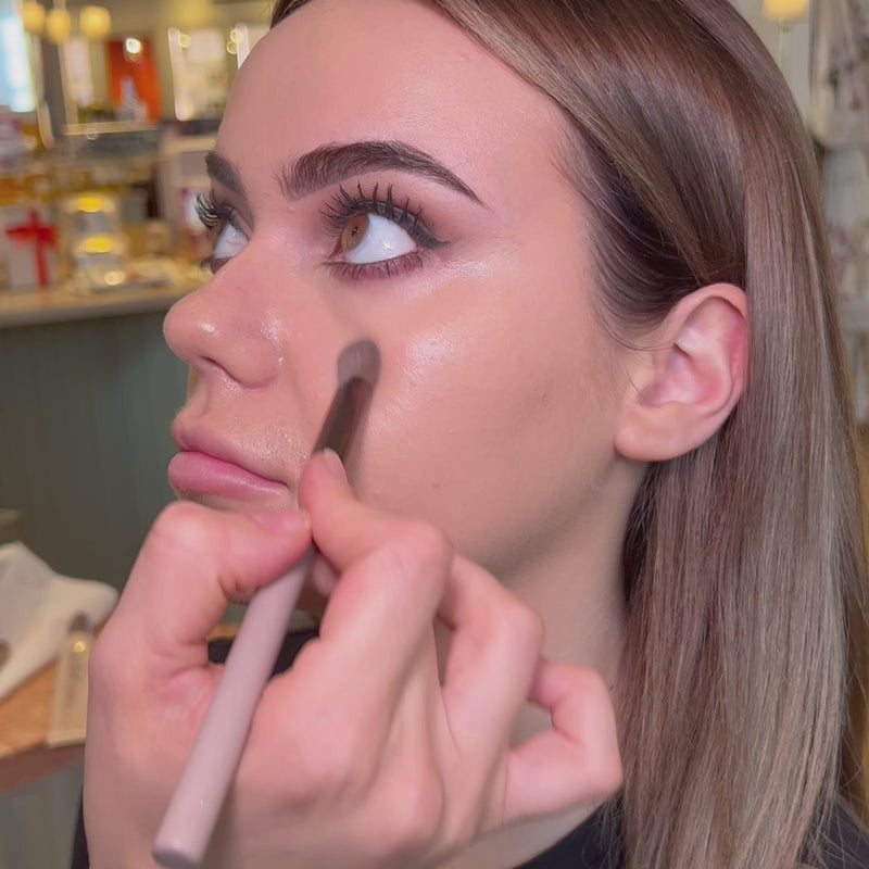 Video: applying concealer with the delilah cosmetics Concealer Brush