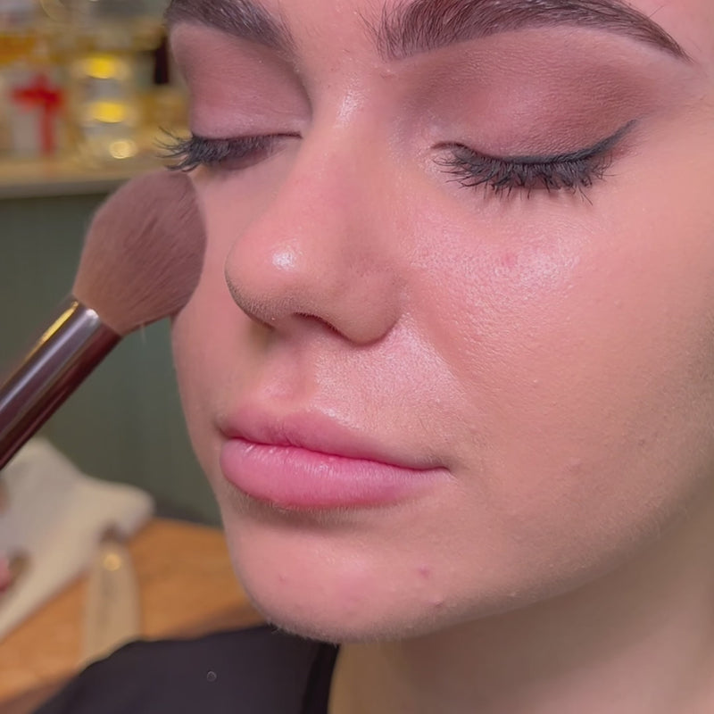 Video: applying powder with the delilah cosmetics Finishing Brush